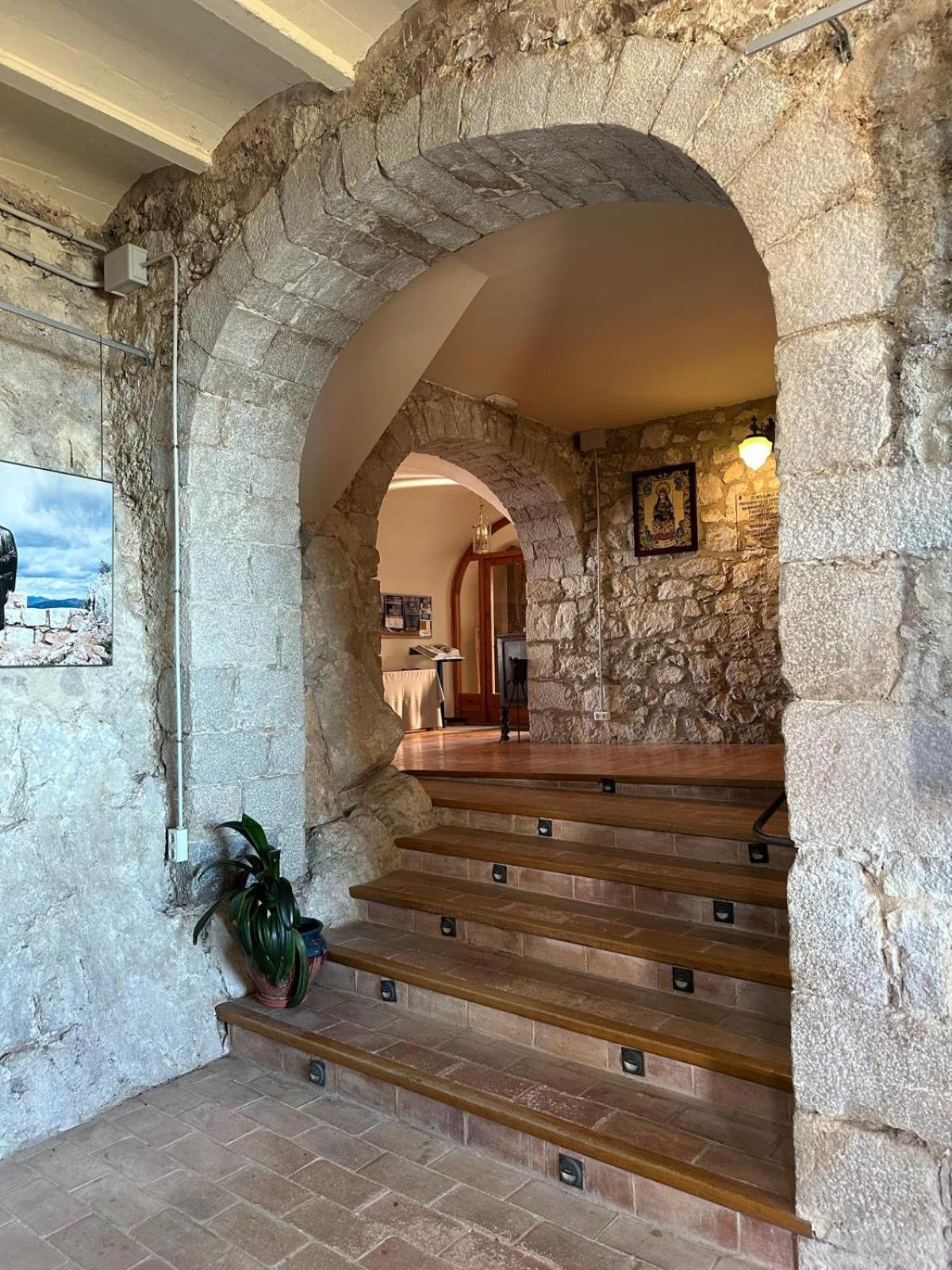 Santuari Mare De Deu Del Mont Restaurant-hostatgeria Gasthof *