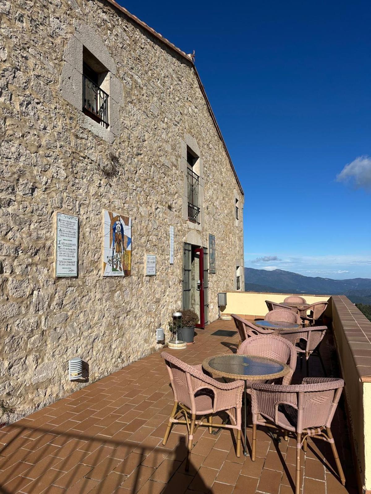 Santuari Mare De Deu Del Mont Restaurant-hostatgeria Gasthof
