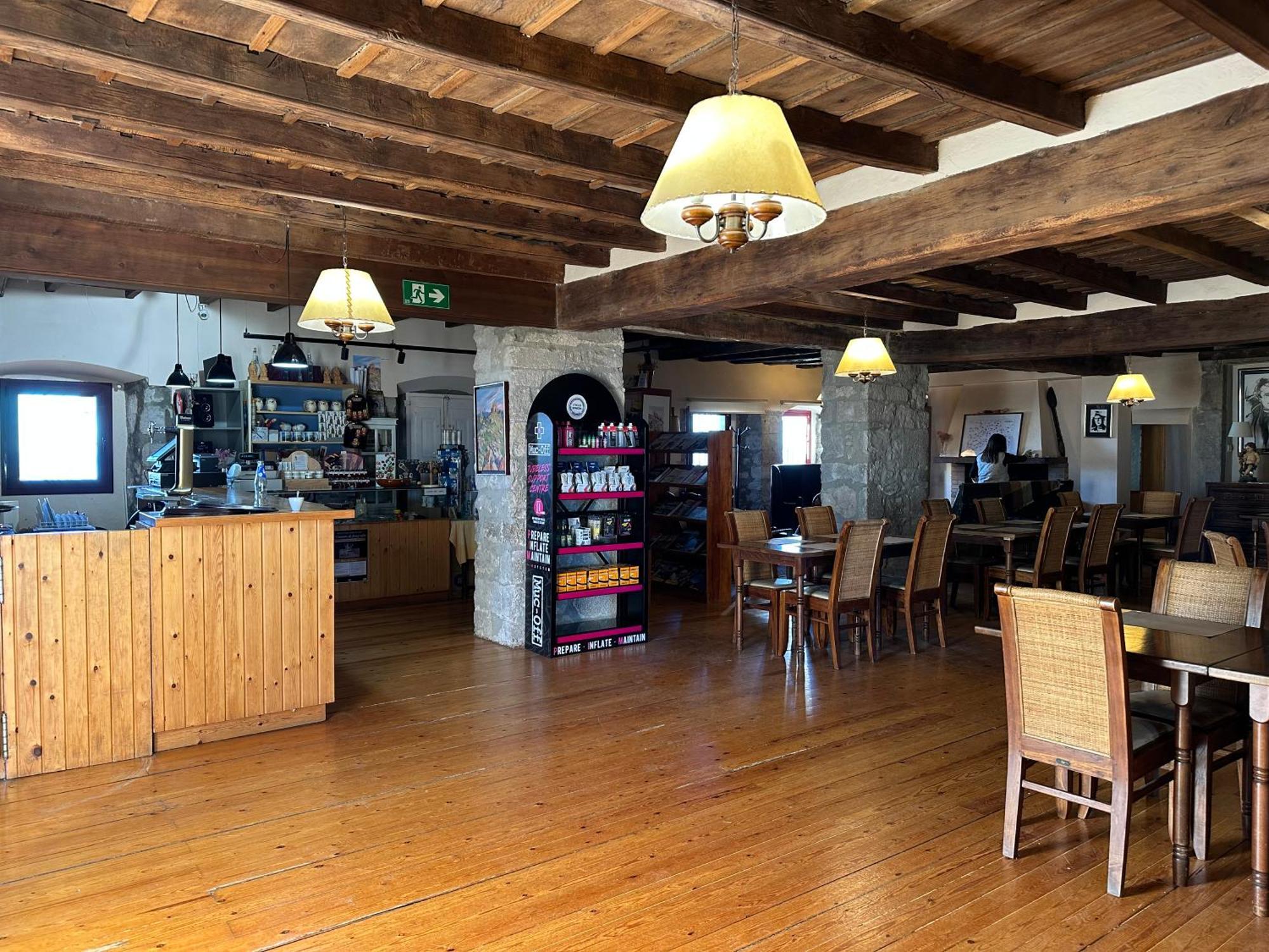Santuari Mare De Deu Del Mont Restaurant-hostatgeria Gasthof Beuda