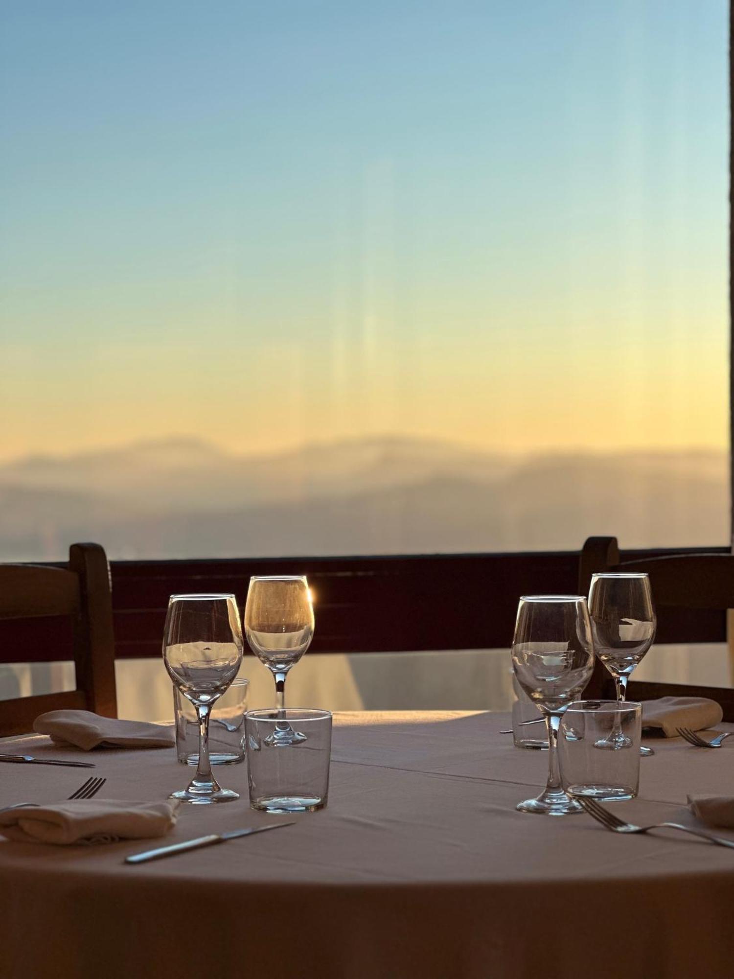 Gasthof Santuari Mare De Deu Del Mont Restaurant-hostatgeria