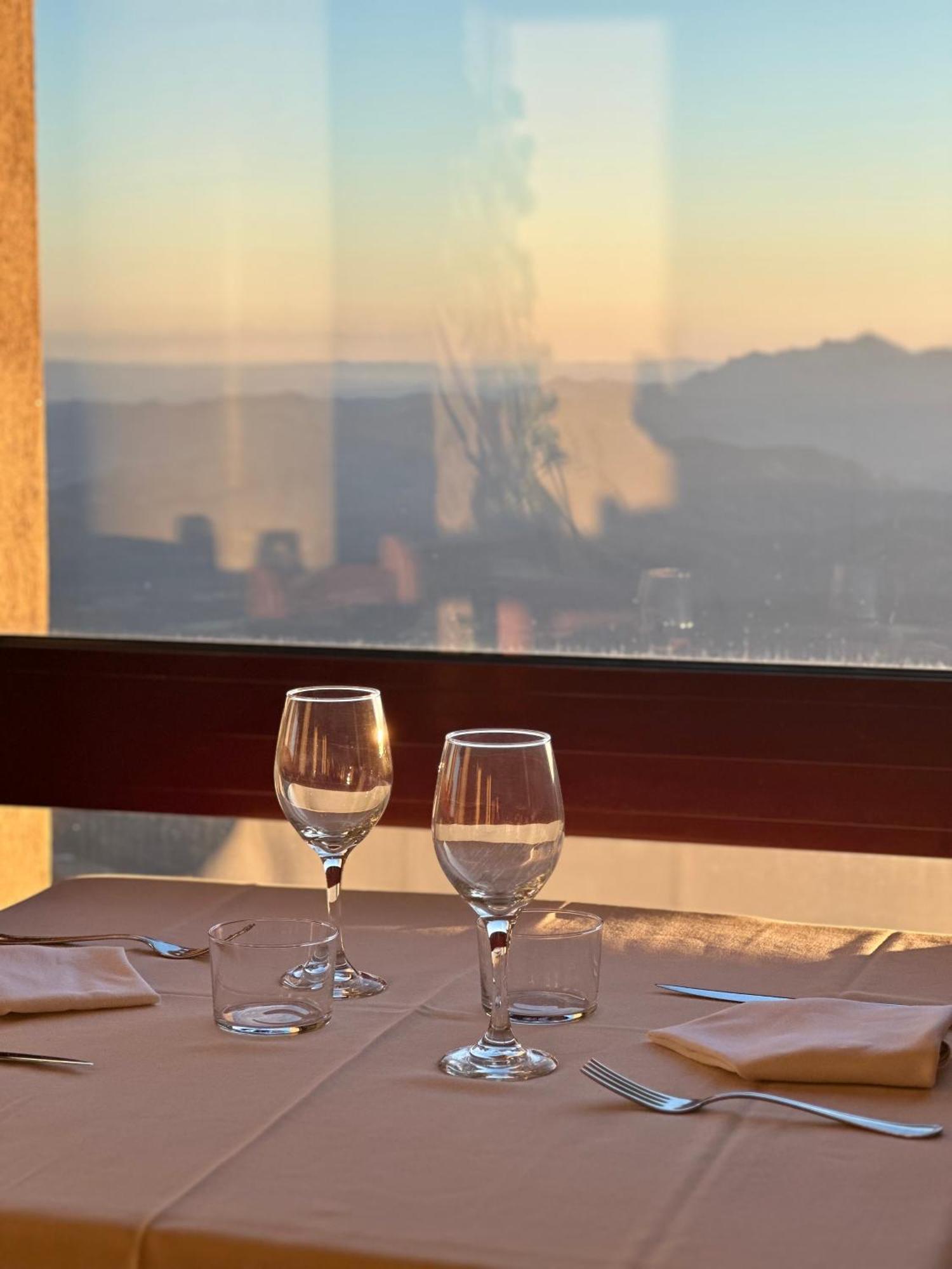 Santuari Mare De Deu Del Mont Restaurant-hostatgeria Gasthof Beuda